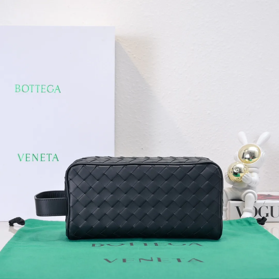 Batch 1280 BOTTEGA VENETA 2024 new INTRECCIATO classic toiletry bag, the choice of discerning people. The low-key luxury quality is the interpretation of its brand. If you like low-key BV, it is the first choice~~ Style number: 7799 Size: 26*13*10cm